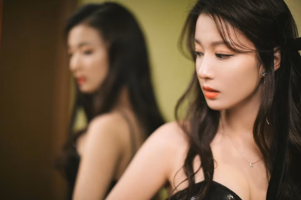 br/> Trong Thanh Bình Nhạc, Vương Sở Nhiên thể hiện vai Trương Bi Hàm, sau này trở thành Trương Quý Phi. Nàng vốn là người sinh ra trong hoàn cảnh khó khăn vì vậy luôn muốn vươn lên đứng ở nơi cao. Trương Bi Hàm sau đó lọt vào mắt hoàng đế Tống Nhân Tông (Triệu Trịnh) do tài tử Vương Khải đóng.