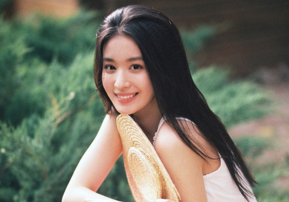 br/> Vương Sở Nhiên sinh 1999 tại Thượng Hải, thuở nhỏ, cô sống tại Sơn Đông, quê mẹ. Nữ diễn viên cao 1,72 m, tốt nghiệp Học viện Hý kịch Thượng Hải. Từ khi còn niên thiếu, Vương Sở Nhiên đã yêu thích nghệ thuật. Cô học khiêu vũ, đệm đàn piano, ukulele và nhiều loại nhạc cụ khác.