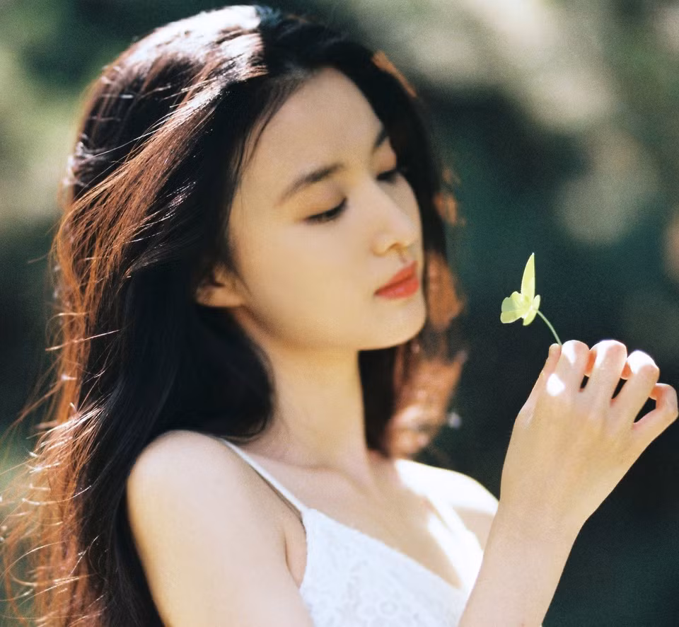 br/> Danh hiệu "em họ quốc dân" bắt đầu từ tác phẩm Tướng quân ở trên, ta ở dưới, phát sóng năm 2017. Trong bộ phim truyền hình này, Vương Sở Nhiên đóng vai Liễu Tích Âm, em họ của nữ chính Diệp Chiêu.