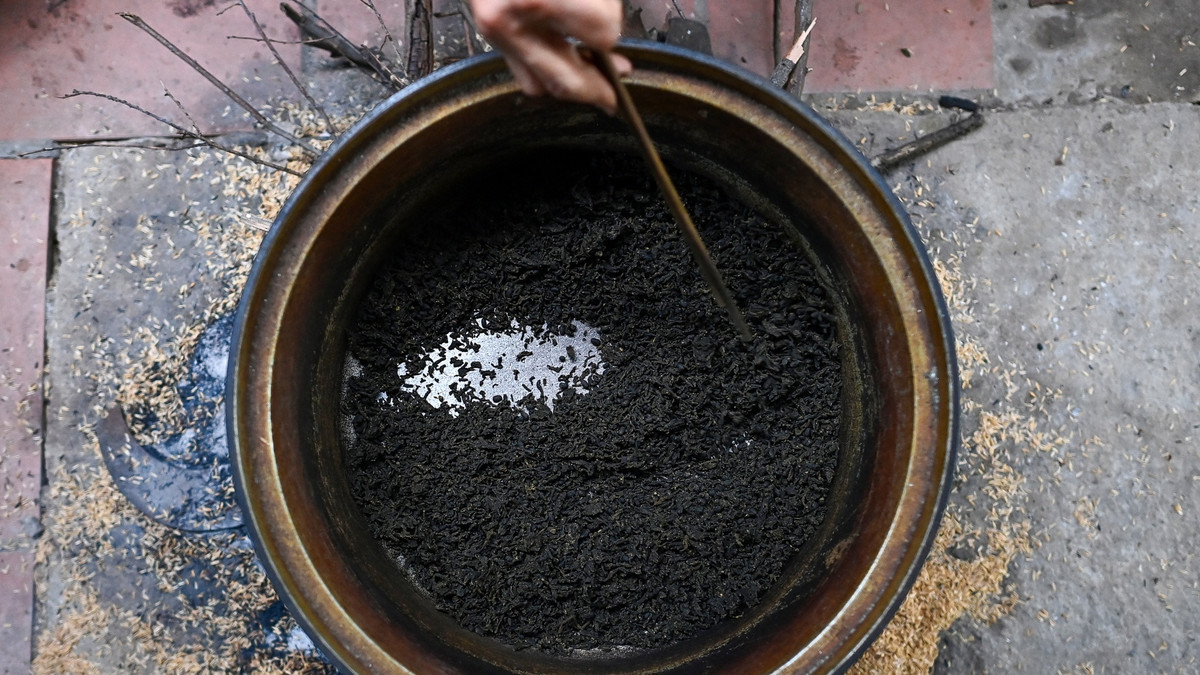 Một trong những khâu xử lý giun quan trọng nhất được tôi sáng tạo ra đó là cho vào nồi sao thật vàng, đem đi hạ thổ và nghiền mịn bằng tay.