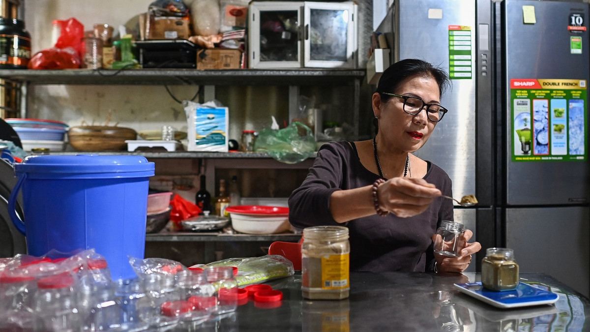 Giun quế sau khi được nghiền nát sẽ cho vào đóng hộp, bảo quản. Mọi công đoạn đều do chính tay tôi và người làm thực hiện.