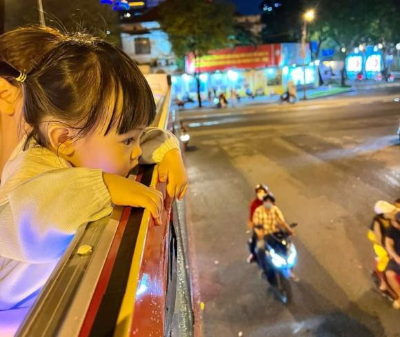 Suchin hứng thú với quang cảnh của Sài Gòn về đêm.