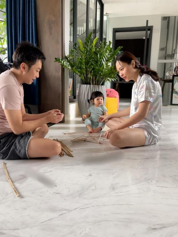 Kể từ khi Suchin chào đời, Cường Đô La và Đàm Thu Trang được mệnh danh là ông bố, bà mẹ "nghiện con" nhất Vbiz.