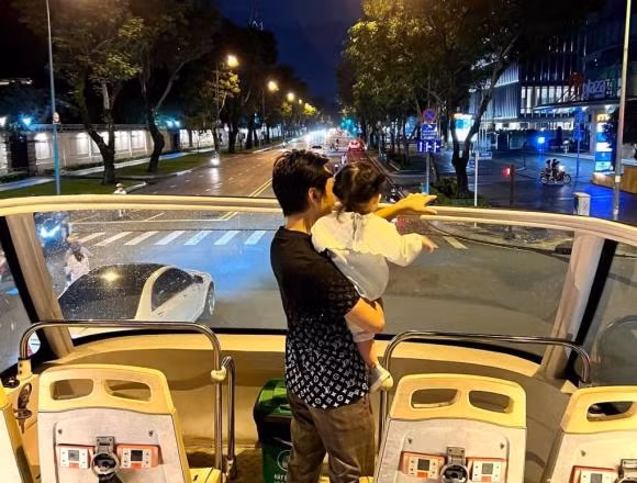 Cường Đô La bế con gái ngắm Sài Gòn sau cơn mưa.