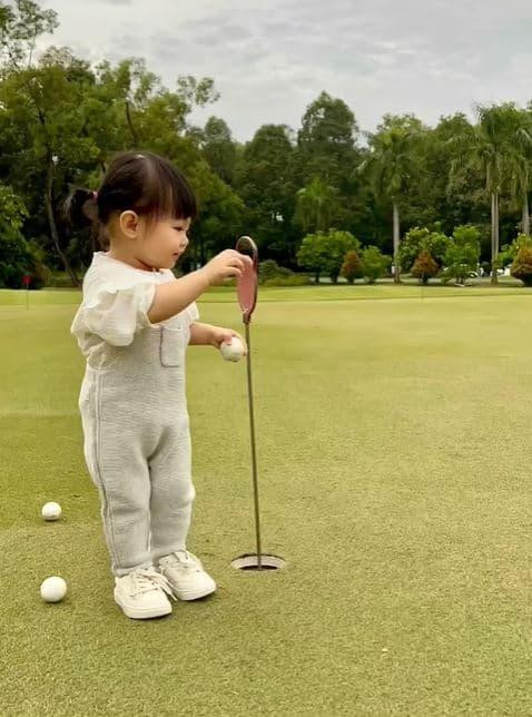 Chỉ mới hơn 1 tuổi, nhưng "cục vàng" nhà Cường Đô La đã được đi chơi và trải nghiệm đủ mọi nơi.