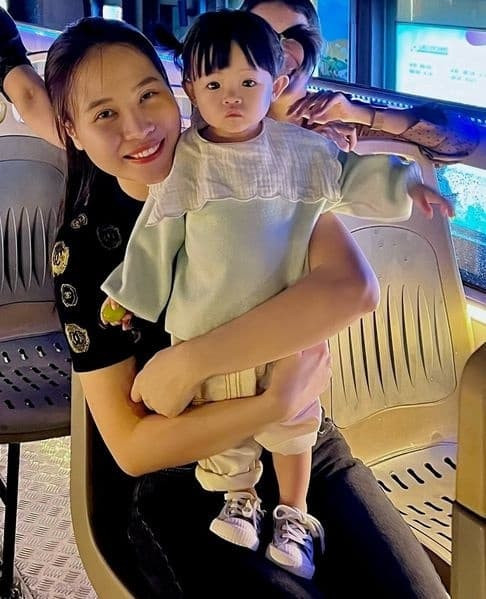 Trong ảnh, bé Suchin tỏ ra vô cùng thích thú khi lần đầu được "hóng gió" trên xe bus 2 tầng. Nhóc tỳ nhà "đại gia phố núi" mặc áo len màu xanh nhạt, búi tóc hai bên và chăm chú nhìn xuống đường phố tấp nập.