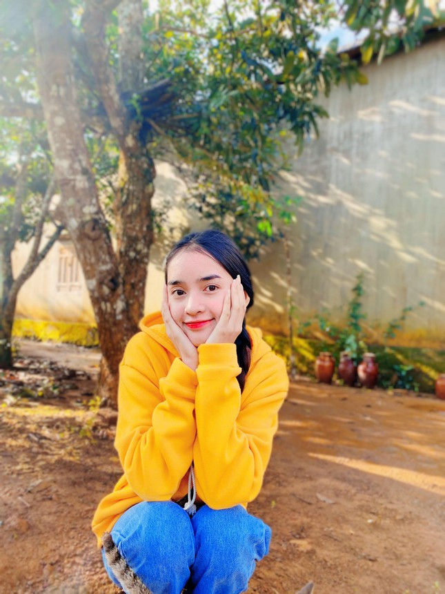 Đối mặt với những bình luận ác ý, Yona không thể hiện quá nhiều sự gay gắt và luôn giữ cho mình suy nghĩ: “Đối với những người không thích mình thì dù có làm gì họ vẫn không thay đổi suy nghĩ, vậy nên hãy xem đó là những người chân thành nhất giúp mình tìm ra khuyết điểm từ đó sửa đổi và hoàn thiện bản thân hơn. Còn đối với những bình luận quá đáng thì mình sẽ lướt qua hoặc xóa đi”.