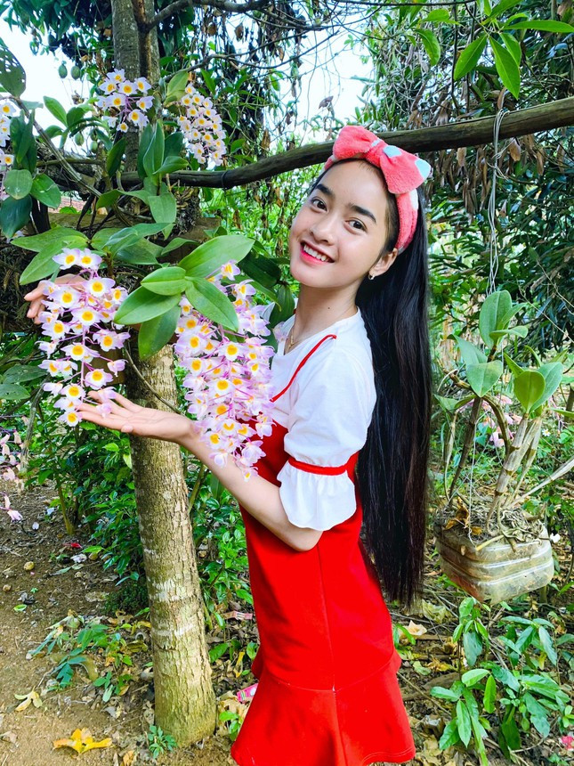  Những video của Yona luôn mang một nét mộc mạc không cần dàn dựng quá cầu kì, chỉ đơn giản là những khung cảnh ngày thường và sự ấm áp bên cạnh bố mẹ làm cho người xem không có cảm giác xa lạ mà đôi khi còn là sự hạnh phúc tỏa ra nơi nụ cười tươi tắn pha chút nét ngây thơ và những khoảnh khắc gia đình vui vẻ bên nhau.