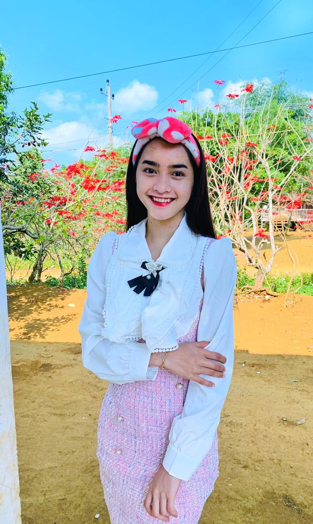 Hiện tại, ngoài phụ giúp bố mẹ công việc nương rẫy thì thời gian rảnh Yona với mẹ hay quay video để up lên Tiktok và Facebook. Được biết, fanpage như là một góc nhỏ để cô nàng chia sẻ những video về cuộc sống hằng ngày của mình. Tiktok là nơi để Yona đem đến gần hơn với mọi người những khoảnh khắc bên cạnh gia đình cũng như những hình ảnh giản dị của người con gái dân tộc Bana. 