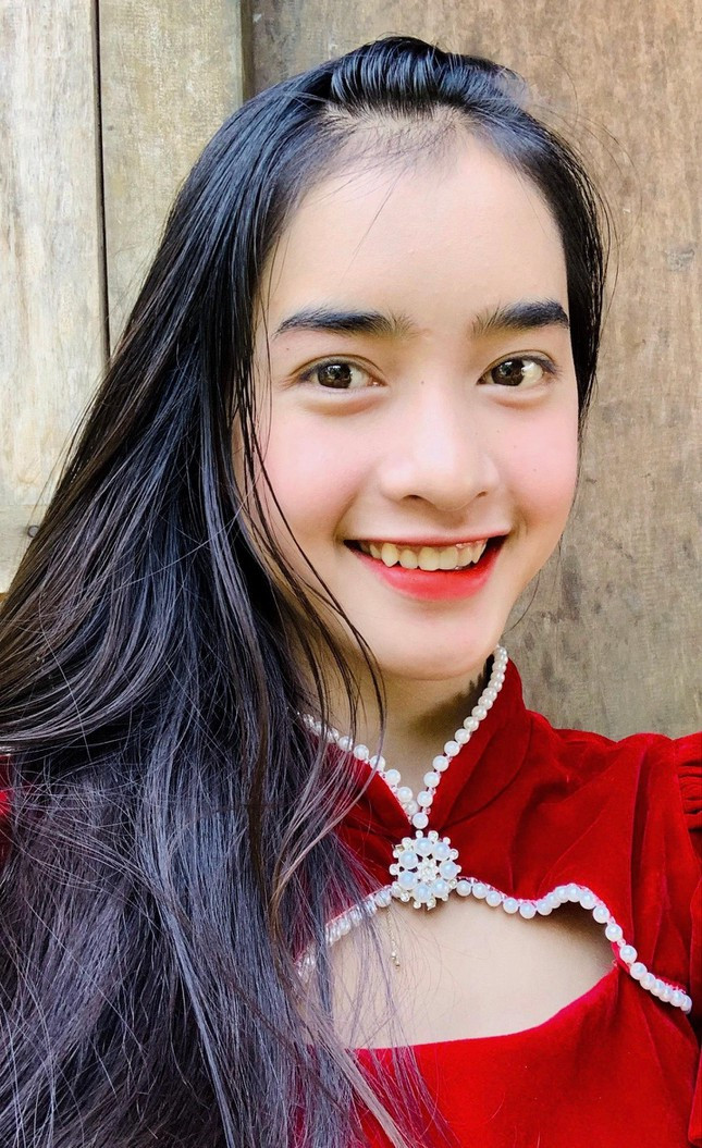 Tuy là một người có tính cách hòa đồng nhưng người con gái miền đất võ lại không mấy mặn mà với những buổi tụ họp đông đúc hay tụ tập bạn bè đi chơi. Bởi vậy, cô có rất ít bạn nhưng bù lại mẹ luôn là người bạn thân thiết luôn kề cạnh con gái và chia sẻ mọi điều.