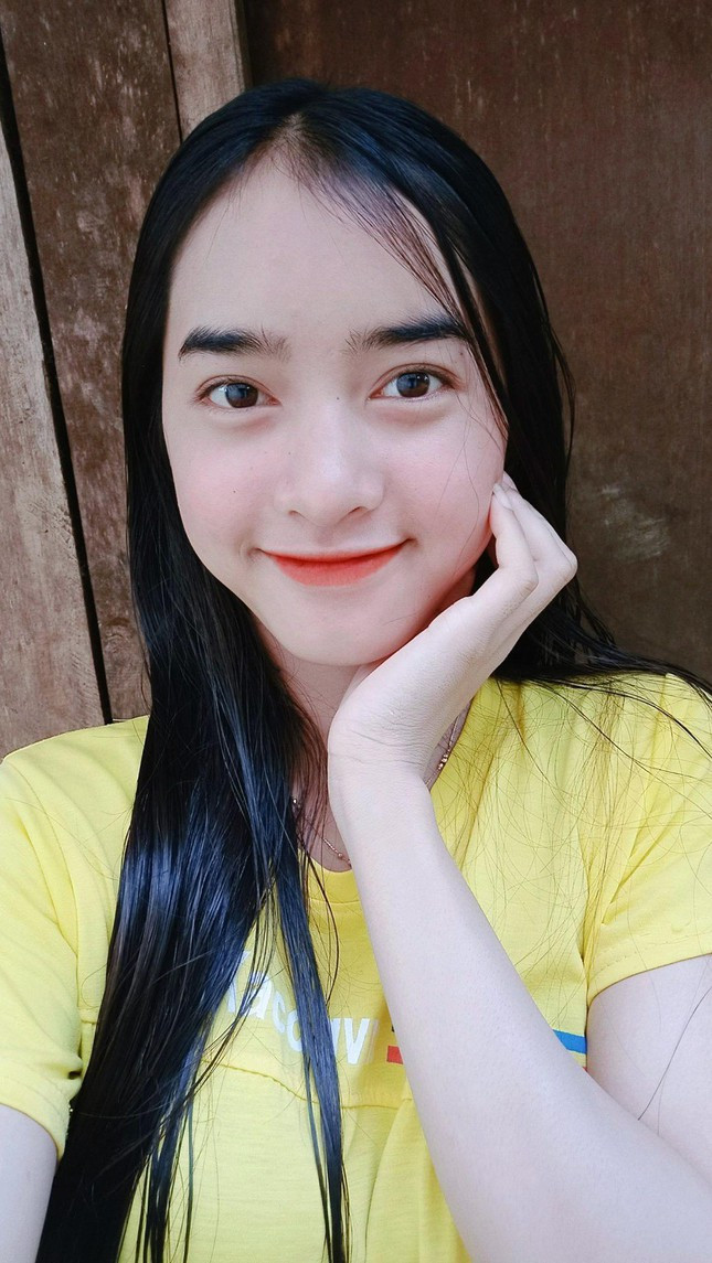 Và vấn đề xoay quanh việc nhiều người vẫn luôn “soi mói” ở Yona chính là về giọng nói. Bởi cô nàng là người dân tộc Bana khó để có thể biểu đạt một cách liền mạch với tiếng Kinh nên luôn phải nói một cách từ tốn, chậm rãi để người nghe, người xem có thể hiểu được những gì Yona truyền đạt một cách trọn vẹn nhưng lại bị hiểu lầm thành đang cố giả bộ và tỏ ra dễ thương.