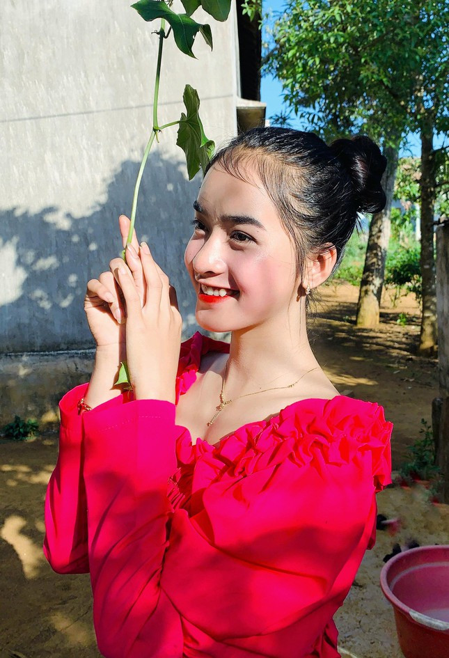 Khi nói về những dự định trong tương lai, Yona chưa nghĩ đến bởi vì cô nàng tiết lộ bản thân còn phải điều trị bệnh đợi lúc nào khỏi sẽ học tiếp cấp ba rồi định hướng về tương lai sau này. Tuy là vậy nhưng trong tâm thức của cô gái 17 tuổi vẫn mang một hoài bão trở thành một Vlogger.