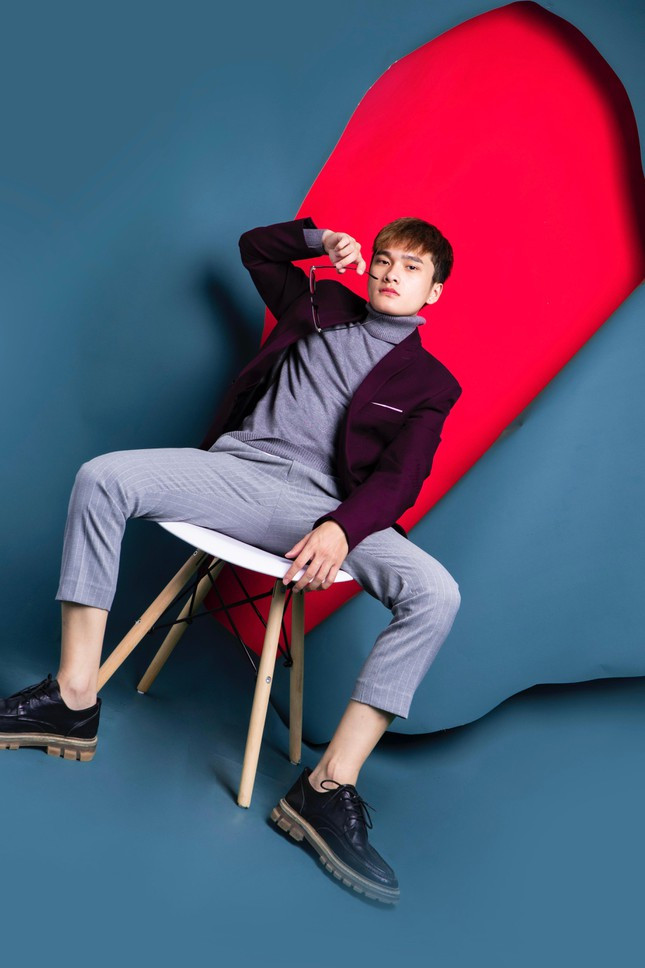 Nghề làm tóc cũng chính là cầu nối giúp anh chàng tiến gần hơn đến nghề Tiktoker. Trong khoảng thời gian làm nghề tóc, anh chàng bắt đầu sử dụng mạng xã hội nhiều hơn. Vì nghề làm tóc cần phải chụp ảnh và quay video nhiều cho khách nên anh chàng bắt đầu sử dụng Tiktok. …