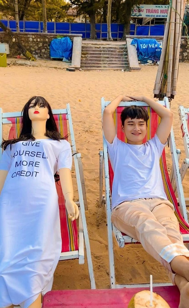 Tiktok đã giúp cho anh chàng có một nguồn thu nhập chủ động và cao hơn rất nhiều lần so với những công việc trước kia. Đặc biệt, 9X bày tỏ niềm hạnh phúc khi được nhiều người biết đến, vì thế việc mang lại được tiếng cười cho mọi người, làm cho mọi người vui cũng là điều Quyền hướng tới. Anh chàng tự nhủ phải cố gắng, phấn đấu và chăm chỉ hơn nữa.