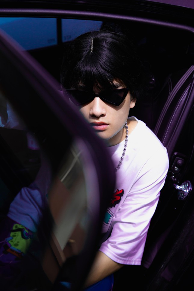 Lệnh Quyền tâm sự: “Có một lần mình đăng clip lên Tiktok và bất ngờ được rất nhiều người quan tâm. Khi đó mình vẫn chưa có ý định sẽ theo con đường này và phải một thời gian rất dài sau dịch COVID-19 bùng phát, các salon phải đóng cửa khiến mình bế tắc, về quê và thất nghiệp. Ở quê có thời gian rảnh mình chỉ quay Tiktok cho vui và để mang lại tiếng cười cho mọi người, nhờ vậy mà mình cũng tự tin hơn.