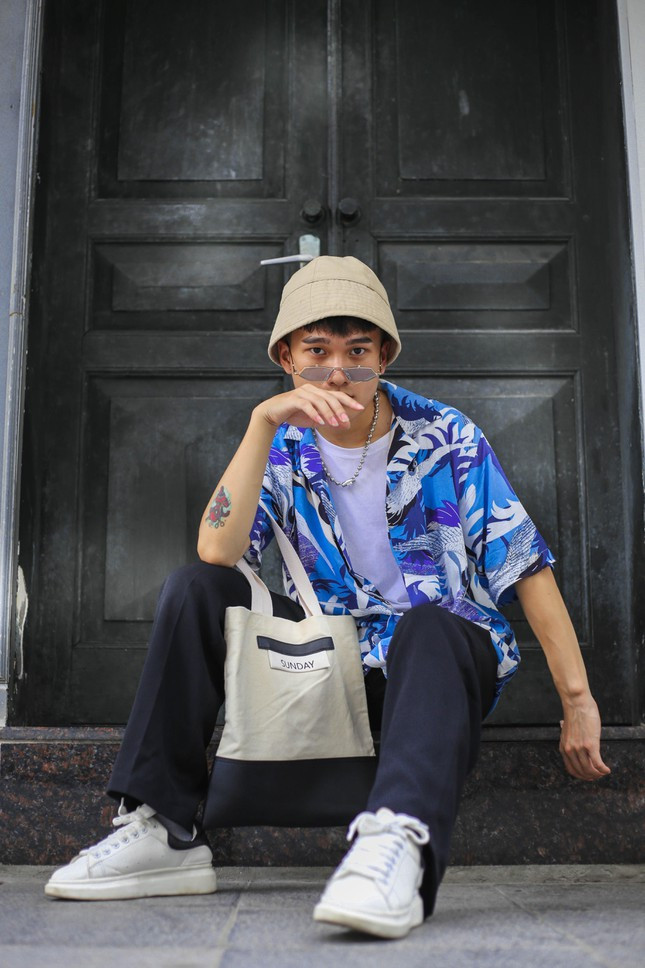 Để có được sự thành công như ngày hôm nay, Lệnh Quyền đã phải trải qua rất nhiều khó khăn. Như bao bạn trẻ khác ở quê, học hết cấp ba Lệnh Quyền lên thủ đô tìm cơ hội lập nghiệp. Công việc đầu tiên anh chàng từng làm là bồi bàn tại một quán bia. Chân ướt chân ráo lên thành phố, công việc vất vả và lương thấp đã khiến Quyền buộc phải nghỉ việc sau ba tháng để tìm kiếm công việc dễ phát triển hơn. Anh chàng quyết định về quê và xin bố mẹ cho theo học ngành tạo mẫu tóc.