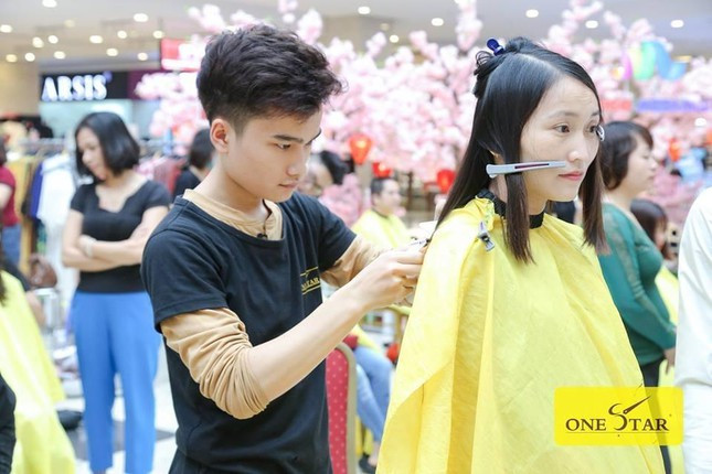 Đôi khi làm cả ngày lương nhưng nhiều khi gặp sự cố thì coi như ngày chạy đó công cốc”. Sau khi mình kết thúc khóa học nghề, Lệnh Quyền bắt đầu đi xin việc ở những salon tóc nhưng chỉ được làm thợ phụ và dọn dẹp salon vì còn non. Tuy nhiên, anh chàng đã xác định là sẽ theo nghề tóc và sống chết với cái nghề này nên cũng có nhiều cơ hội thăng tiến.