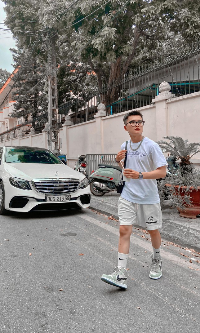 Dù chưa kiếm được tiền từ Tiktok nhưng lúc đó mình lại cảm thấy mình thích diễn và cảm thấy hứng thú với việc quay video. Mình bắt đầu chăm chỉ hơn, lên nội dung, ý tưởng để quay. Từ đó là mình bắt đầu dấn thân vào con đường xây dựng nội dung giải trí trên mạng xã hội”.