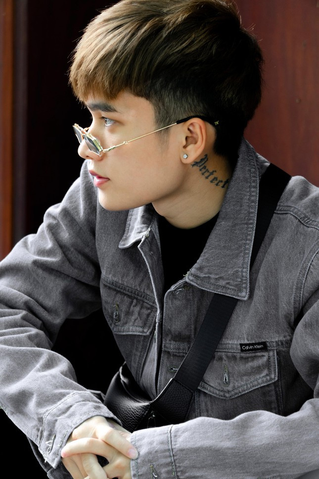 Sinh năm 1999 tại Thanh Hóa, từ nhỏ Lệnh Quyền chưa từng bộc lộ nhiều khả năng với giải trí hay năng khiếu diễn xuất. Theo chia sẻ, anh chàng cho biết hồi còn đi học bản thân rất ngại phải lên sân khấu hay phải đứng trước camera. Vì thế, quá trình trở thành một Tiktoker đúng là cái duyên không ngờ tới của Lệnh Quyền.