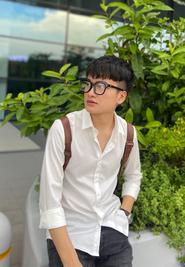 Trong suốt một năm quay trở lại Hà Nội học nghề làm tóc, ban ngày Lệnh Quyền đi học còn chiều dành thời gian chạy xe ôm để kiếm thêm thu nhập cho bản thân và đặc biệt là muốn trải nghiệm công việc này. 9X chia sẻ: “Điều kiện nhà mình là thuộc nhóm gia đình bình thường nên bố mẹ không khuyến khích mình chạy xe ôm nhưng mình muốn trải nghiệm và muốn bố mẹ đỡ vất vả. Chạy xe ôm thật sự rất vất vả, ngày nắng cũng như ngày mưa mình siêng năng đi làm.