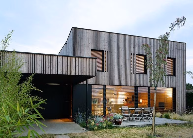 Biệt thự nhà vườn bằng gỗ màu xám tạo cảm giác mộc mạc, yên bình, gần gũi với thiên nhiên