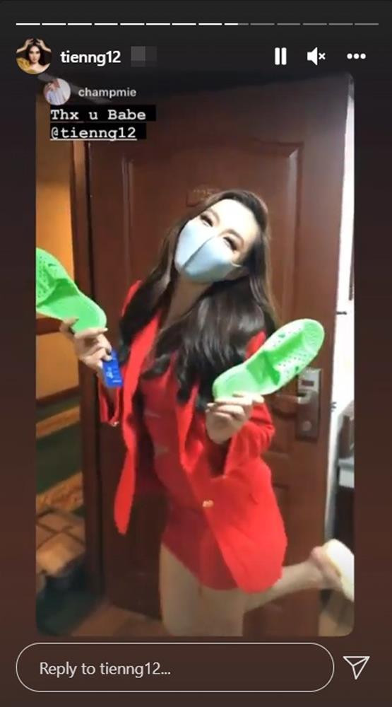 Thùy Tiên chân đi dép tổ ong đầu đội vương miện Miss Grand 12 tỷ - Hình 3 Thuy Tien chan di dep to ong dau doi vuong mien Miss Grand 12 ty-Hinh-3