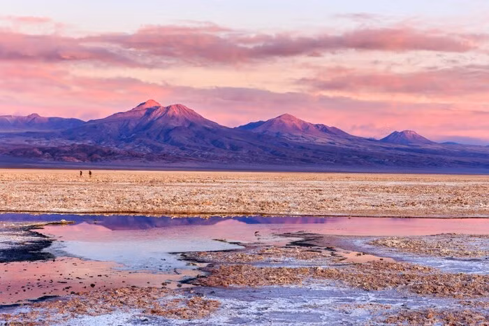Sa mạc Atacama với cảnh quan hùng vĩ, thu hút khách du lịch. Nơi này được cho rằng là điểm đặt chân mơ ước của những người yêu thích khám phá.