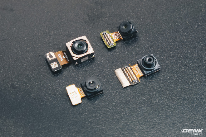 Toàn bộ các module camera của Vsmart Star 5, gồm 3 camera sau và 1 camera trước.