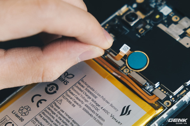 Đến đây, để lấy bo mạch chính, người dùng có thể tiếp tục tháo các connector kết nối màn hình, pin, bo mạch phụ, anten và cảm biến vân tay.