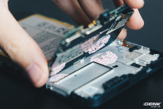 Sau khi đã tháo các connector và hai con ốc vít, người dùng có thể nhấc bo mạch chủ của máy lên.