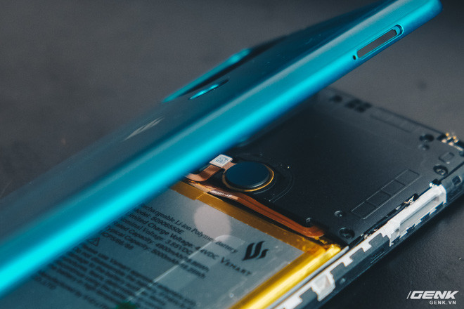 Khác với đa số smartphone với cảm biến vân tay ở mặt lưng, cảm biến vân tay của Vsmart Star 5 được gắn lên máy, không phải gắn lên nắp lưng. Vì vậy, người dùng có thể tự tin bóc nắp lưng của Star 5 mà không sợ đứt dây cáp kết nối cảm biến vân tay.