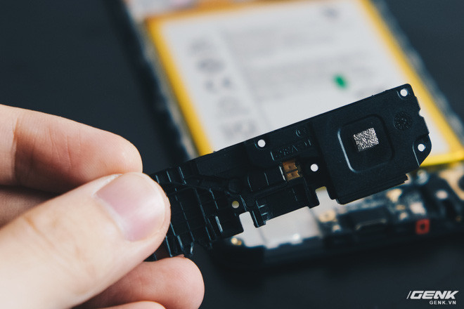 Thực tế, đây không chỉ là một "miếng nhựa" đơn thuần, mà nó chứa cả loa ngoài của máy.