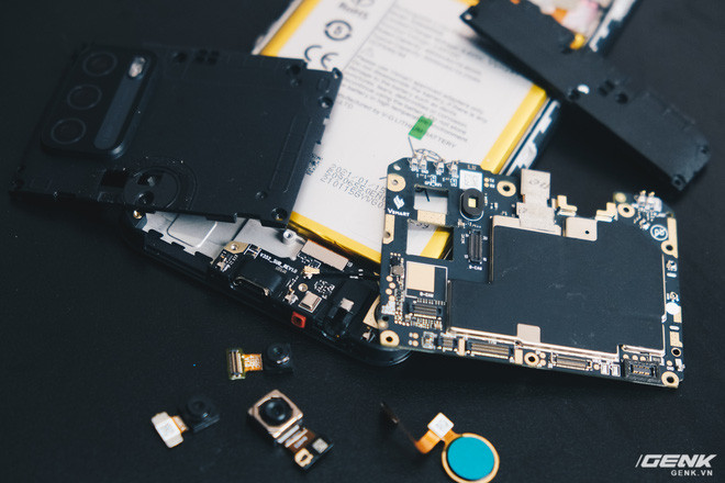 Vsmart Star 5 dù là một sản phẩm giá phổ thông nhưng vẫn rất được nhà sản xuất Việt đầu tư về chất lượng. Các linh kiện đều được bao bọc trong lồng kim loại và trét keo tản nhiệt nhằm đảm bảo khả năng hoạt động về lâu dài. Việc tháo lắp đơn giản cũng giúp cho người dùng, cũng như các cửa hàng sửa chữa có thể dễ dàng thay thế linh kiện khi máy đã hết bảo hành.