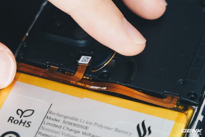 Một con ốc nằm được giấu ở dưới cảm biến vân tay, người dùng cần nhấc cảm biến vân tay lên một chút thì mới có thể tiếp cận nó.