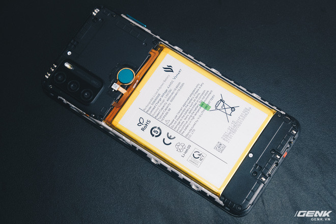 Bên trong Vsmart Star 5 sau khi tháo nắp lưng. Lúc này, người dùng sẽ cần vặn những con ốc để tháo hai miếng nhựa bảo vệ bo mạch chính và bo mạch phụ. Trong số đó có 2 con ốc có dán tem void của nhà sản xuất, và nếu người dùng làm rách tem thì sẽ mất quyền lợi bảo hành.