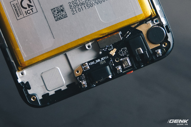 Bo mạch phụ của Vsmart Star 5 chứa cổng USB-C, jack cắm tai nghe, cục rung và dây anten.