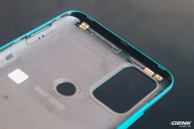 Trên nắp lưng có một vài chấu tiếp xúc anten.