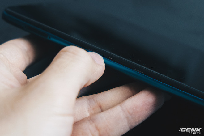 Để "mổ bụng" Vsmart Star 5, việc đầu tiên người dùng cần làm là tắt nguồn và tháo khay SIM. Sau đó, người dùng hoàn toàn có thể dùng móng tay để cạy nắp lưng của máy ra mà không cần đến bất cứ dụng cụ chuyên dụng nào.