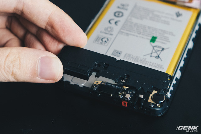 Tương tự như với bo mạch chính ở trên, người dùng có thể dễ dàng tháo miếng nhựa bảo vệ của bo mạch phụ ở dưới sau khi vặn một vài con ốc vít.