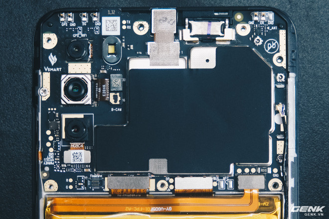 Bo mạch chính của Vsmart Star 5 sau khi được tháo miếng nhựa bảo vệ.