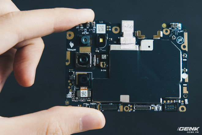 Bo mạch chủ của Vsmart Star 5. Toàn bộ linh kiện quan trọng đều được che chắn trong một lồng kim loại.