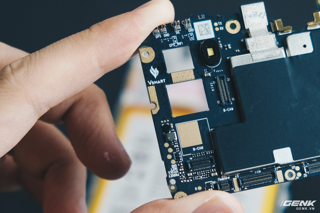 Logo Vsmart được in trên bo mạch.