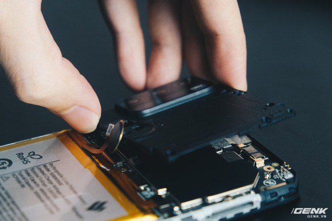 Sau khi tháo những con ốc, phần nắp nhựa bảo vệ bo mạch có thể dễ dàng được nhấc ra.