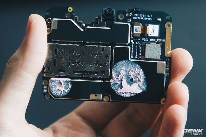 Mặt sau của bo mạch chủ của Star 5 cũng là những lớp lồng kim loại, nhưng có thêm keo tản nhiệt.