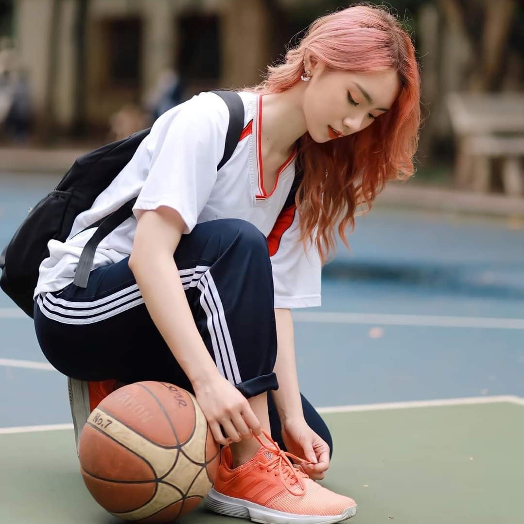  Trang Linh cho hay cô còn có đam mê lớn với thể thao, đặc biệt là môn bóng rổ. "Cả nhà mình đều thích thể thao, bố mẹ mình chơi tennis còn anh trai thì thích bóng đá. Năm cấp 2, một lần được xem trận đấu bóng rổ, mình đã bị thu hút và lập tức đăng ký học một khóa ở trường. Sau một thời gian tập luyện, thầy mời mình vào đội tuyển của trường. Mình và các bạn trong đội từng giành một huy chương vàng và 2 huy chương đồng trong các giải đấu", Trang Linh kể với Zing.