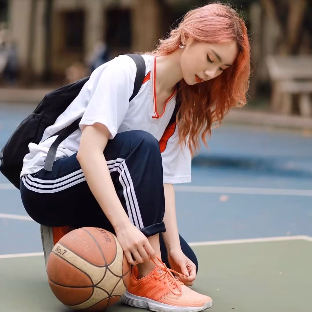  Trang Linh cho hay cô còn có đam mê lớn với thể thao, đặc biệt là môn bóng rổ. "Cả nhà mình đều thích thể thao, bố mẹ mình chơi tennis còn anh trai thì thích bóng đá. Năm cấp 2, một lần được xem trận đấu bóng rổ, mình đã bị thu hút và lập tức đăng ký học một khóa ở trường. Sau một thời gian tập luyện, thầy mời mình vào đội tuyển của trường. Mình và các bạn trong đội từng giành một huy chương vàng và 2 huy chương đồng trong các giải đấu", Trang Linh kể với Zing.