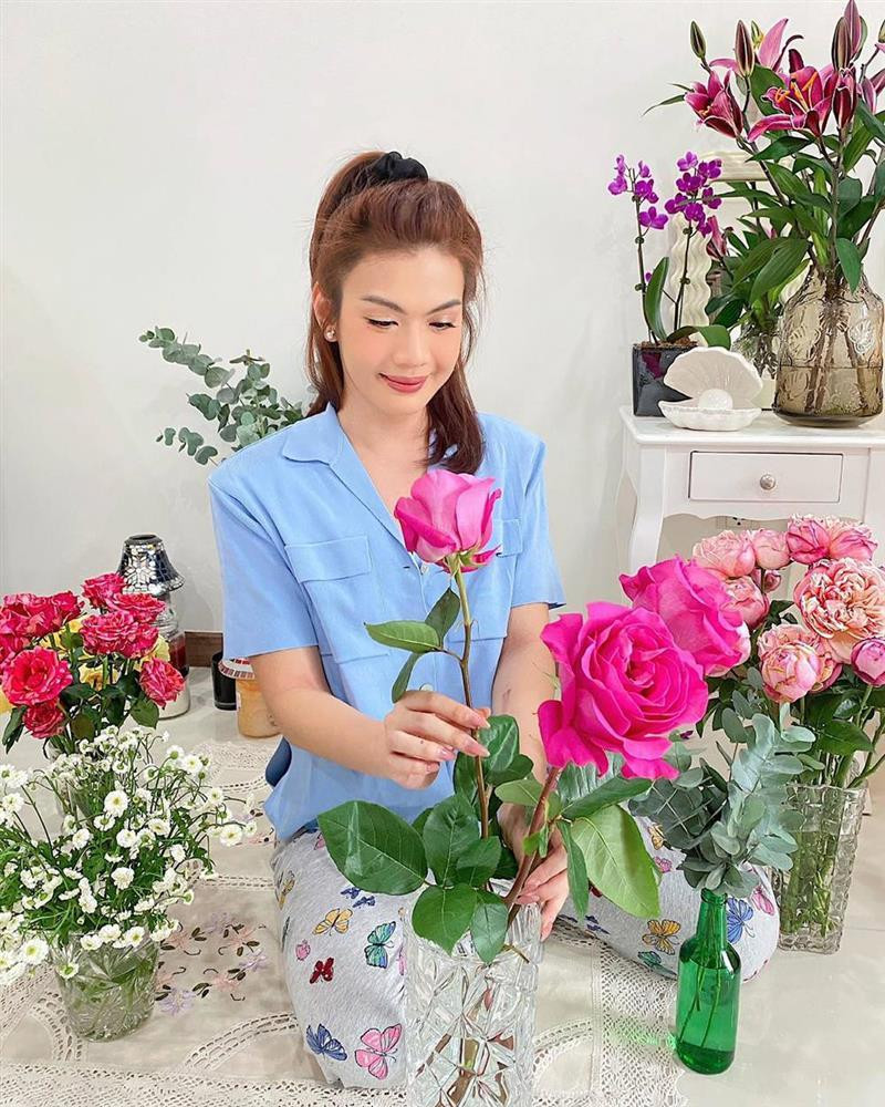 hững hoạt động giết thời gian khác của Đào Bá Lộc cũng cực kỳ nữ tính như cắm hoa, chơi và may đồ cho búp bê...