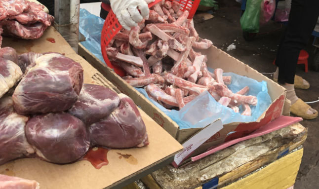 Nhap thit dong lanh sau ra dong va ban nhu thit tuoi