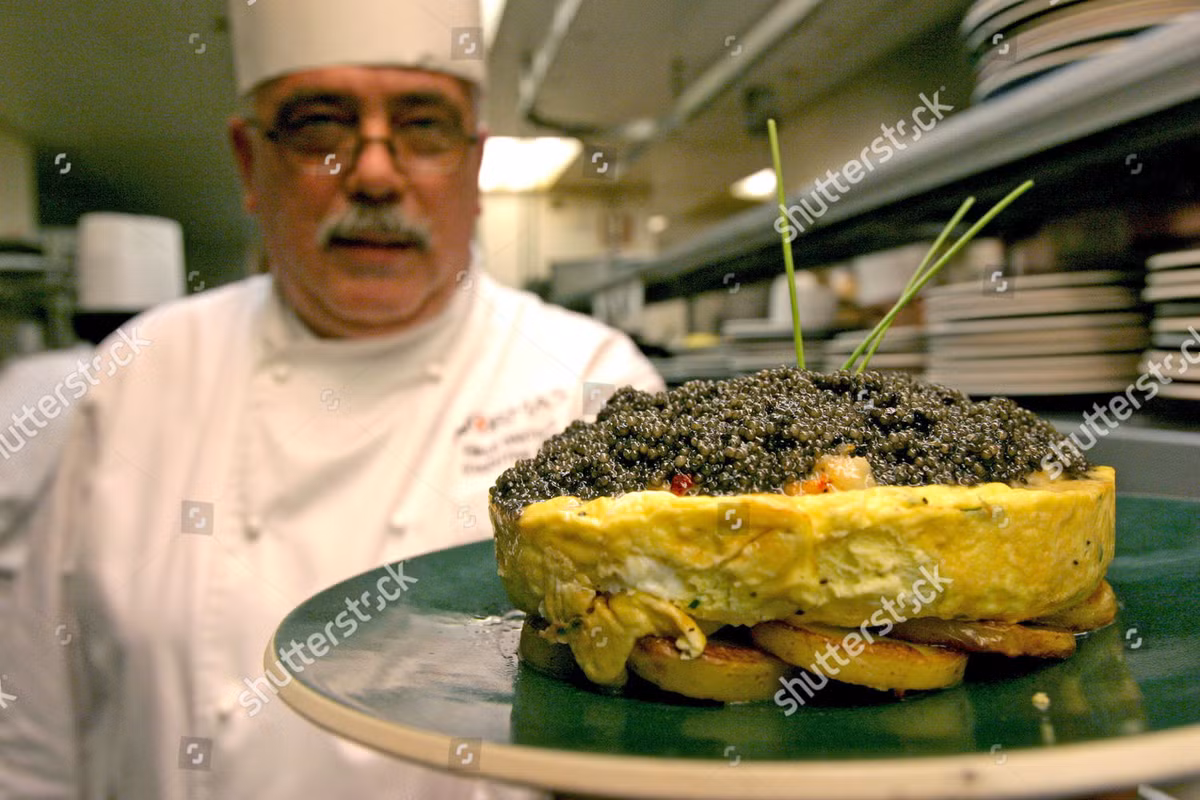 Bất ngờ là món ăn được coi là đắt đỏ này rất thu hút khách du lịch và giới đại gia, qua đó mang về nguồn thu khổng lồ cho nhà hàng nổi tiếng này mỗi năm.