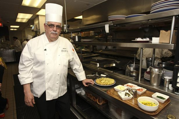 Món bánh tôm Frittata có nguyên liệu gồm trứng cá tầm Sefruga (giá cho 30 gram khoảng 65 USD), 6 quả trứng, một con tôm hùm, lá hẹ và kem tươi.